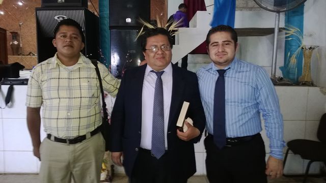 de izquierda a derecha Hermano Adan Reyes, Pastores; Juan Ramon lopez y Jose Mario Hernandez, colaboradores de Harvestime Honduras